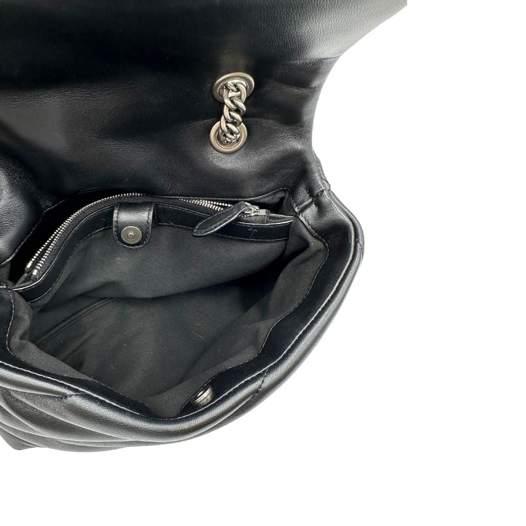 Interno di una Borsa Pinko in pelle trapuntata nera con parti metalliche argentate; munita di una tracolla in catena con spallaccio in pelle. Completa di dustbag. Originale, usata, di lusso, in ottime condizioni.