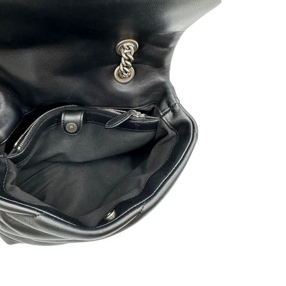 Interno di una Borsa Pinko in pelle trapuntata nera con parti metalliche argentate; munita di una tracolla in catena con spallaccio in pelle. Completa di dustbag. Originale, usata, di lusso, in ottime condizioni.