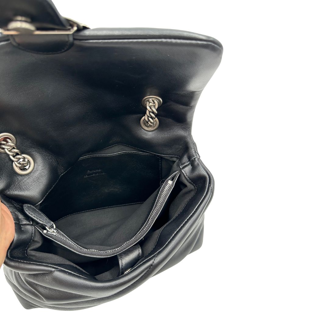 Interno di una Borsa Pinko in pelle trapuntata nera con parti metalliche argentate; munita di una tracolla in catena con spallaccio in pelle. Completa di dustbag. Originale, usata, di lusso, in ottime condizioni.