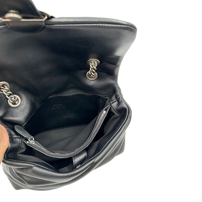 Interno di una Borsa Pinko in pelle trapuntata nera con parti metalliche argentate; munita di una tracolla in catena con spallaccio in pelle. Completa di dustbag. Originale, usata, di lusso, in ottime condizioni.