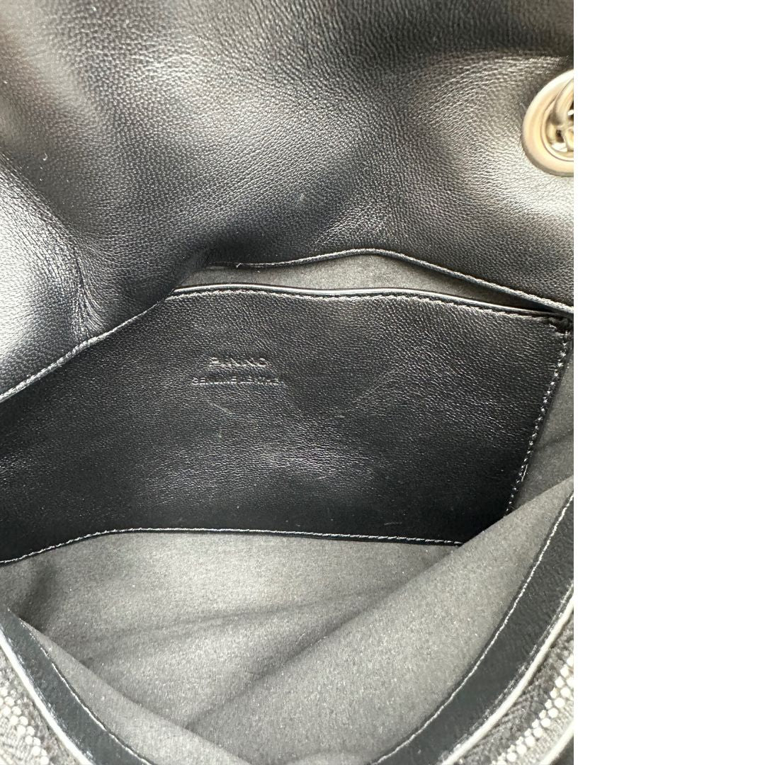 Interno di una Borsa Pinko in pelle trapuntata nera con parti metalliche argentate; munita di una tracolla in catena con spallaccio in pelle. Completa di dustbag. Originale, usata, di lusso, in ottime condizioni.