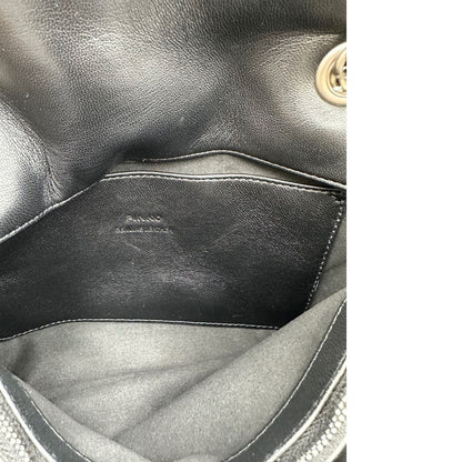 Interno di una Borsa Pinko in pelle trapuntata nera con parti metalliche argentate; munita di una tracolla in catena con spallaccio in pelle. Completa di dustbag. Originale, usata, di lusso, in ottime condizioni.