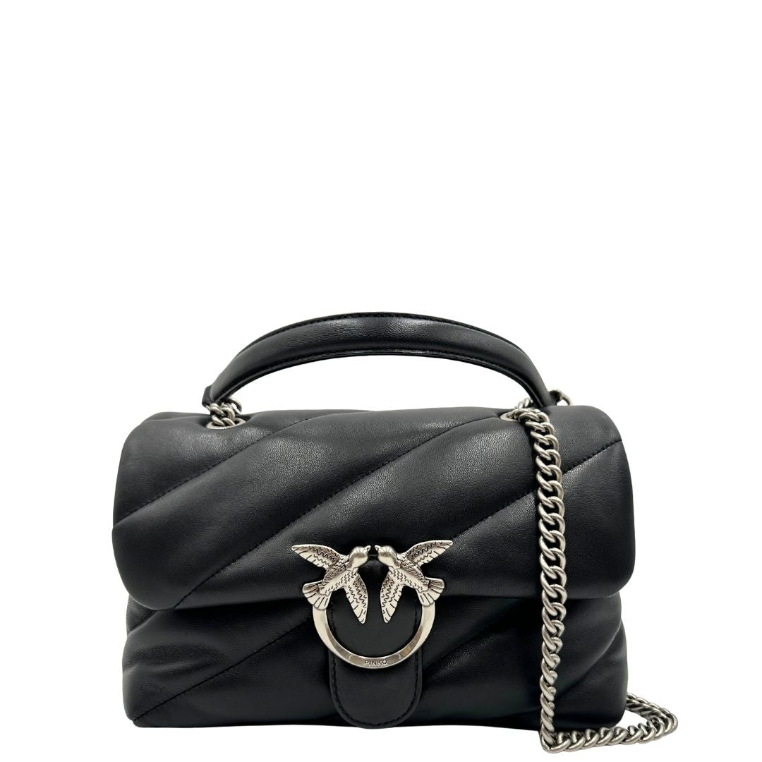 Front di una Borsa Pinko in pelle trapuntata nera con parti metalliche argentate; munita di una tracolla in catena con spallaccio in pelle. Completa di dustbag. Originale, usata, di lusso, in ottime condizioni.