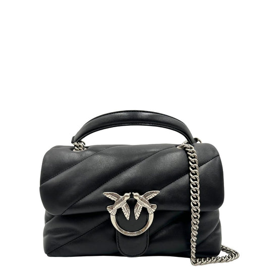 Front di una Borsa Pinko in pelle trapuntata nera con parti metalliche argentate; munita di una tracolla in catena con spallaccio in pelle. Completa di dustbag. Originale, usata, di lusso, in ottime condizioni.