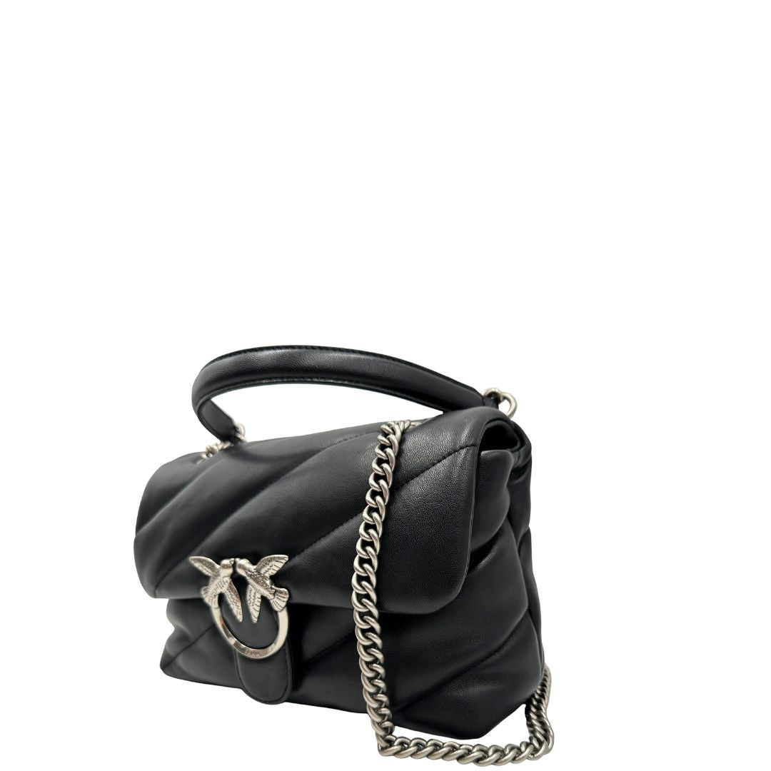 Lato sinistro di una Borsa Pinko in pelle trapuntata nera con parti metalliche argentate; munita di una tracolla in catena con spallaccio in pelle. Completa di dustbag. Originale, usata, di lusso, in ottime condizioni.