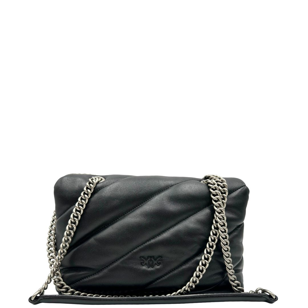 Retro di una Borsa Pinko in pelle trapuntata nera con parti metalliche argentate; munita di una tracolla in catena con spallaccio in pelle. Completa di dustbag. Originale, usata, di lusso, in ottime condizioni.