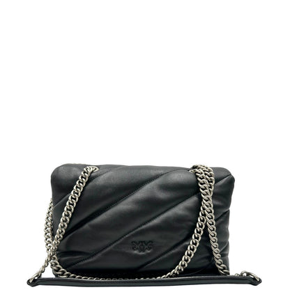 Retro di una Borsa Pinko in pelle trapuntata nera con parti metalliche argentate; munita di una tracolla in catena con spallaccio in pelle. Completa di dustbag. Originale, usata, di lusso, in ottime condizioni.