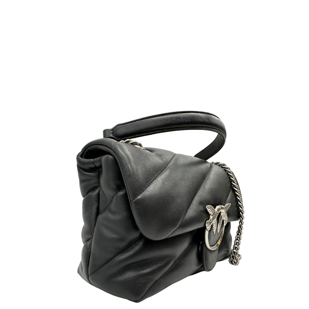 Lato destro di una Borsa Pinko in pelle trapuntata nera con parti metalliche argentate; munita di una tracolla in catena con spallaccio in pelle. Completa di dustbag. Originale, usata, di lusso, in ottime condizioni.