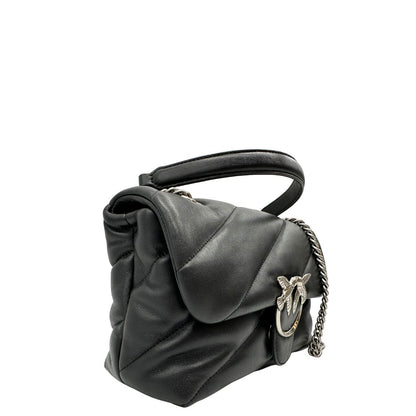 Lato destro di una Borsa Pinko in pelle trapuntata nera con parti metalliche argentate; munita di una tracolla in catena con spallaccio in pelle. Completa di dustbag. Originale, usata, di lusso, in ottime condizioni.