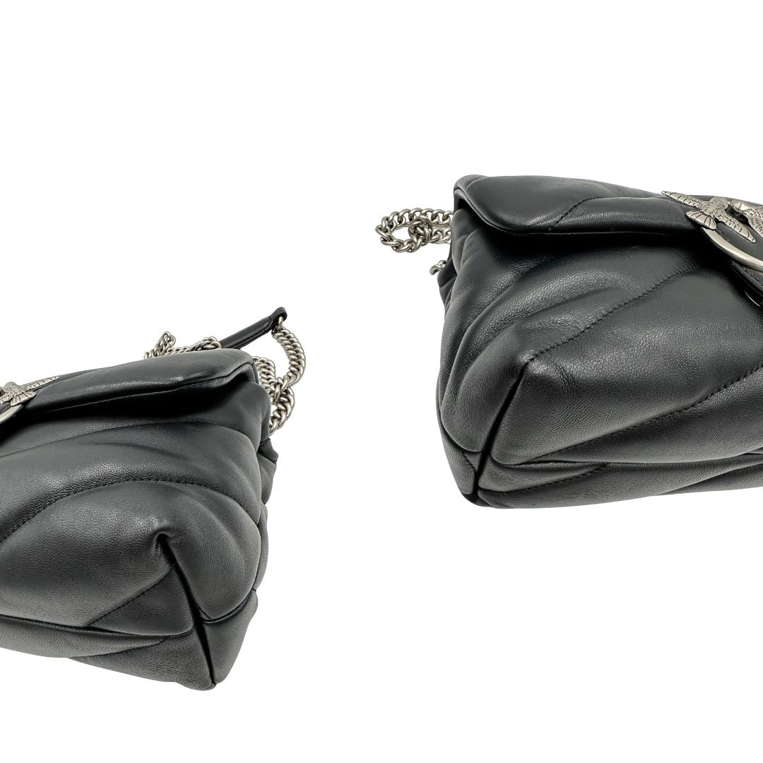 Angoli di una Borsa Pinko in pelle trapuntata nera con parti metalliche argentate; munita di una tracolla in catena con spallaccio in pelle. Completa di dustbag. Originale, usata, di lusso, in ottime condizioni.