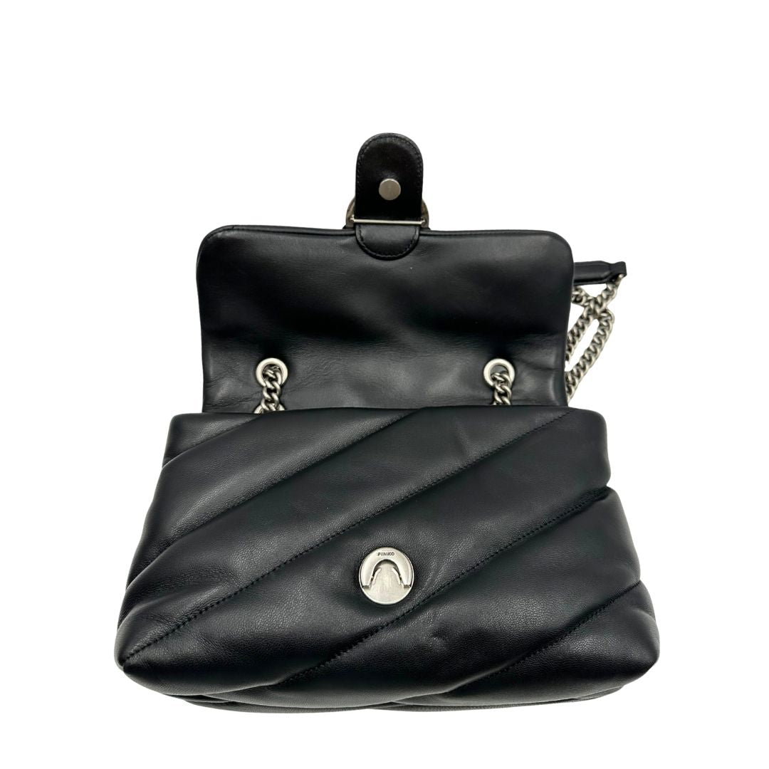 Interno di una Borsa Pinko in pelle trapuntata nera con parti metalliche argentate; munita di una tracolla in catena con spallaccio in pelle. Completa di dustbag. Originale, usata, di lusso, in ottime condizioni.