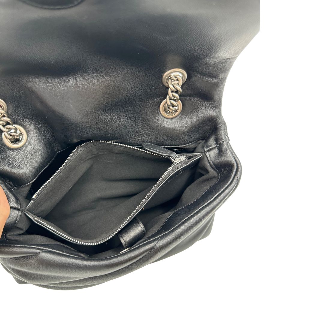 Interno di una Borsa Pinko in pelle trapuntata nera con parti metalliche argentate; munita di una tracolla in catena con spallaccio in pelle. Completa di dustbag. Originale, usata, di lusso, in ottime condizioni.