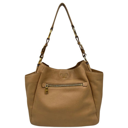 front Borsa Prada in pelle martellata beige e parti metalliche dorate; munitra di un manico singolo, indossabile a spalla. Completa di dustbag, di lusso, originale, ottime condizioni. 