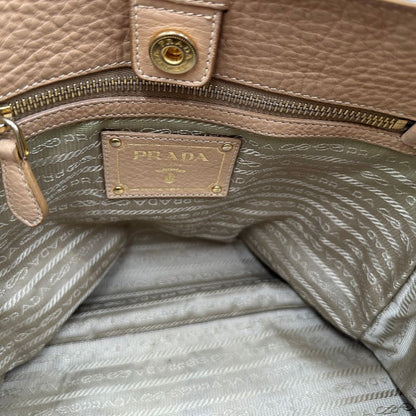 interno interno Borsa Prada in pelle martellata beige e parti metalliche dorate; munitra di un manico singolo, indossabile a spalla. Completa di dustbag, di lusso, originale, ottime condizioni.  
