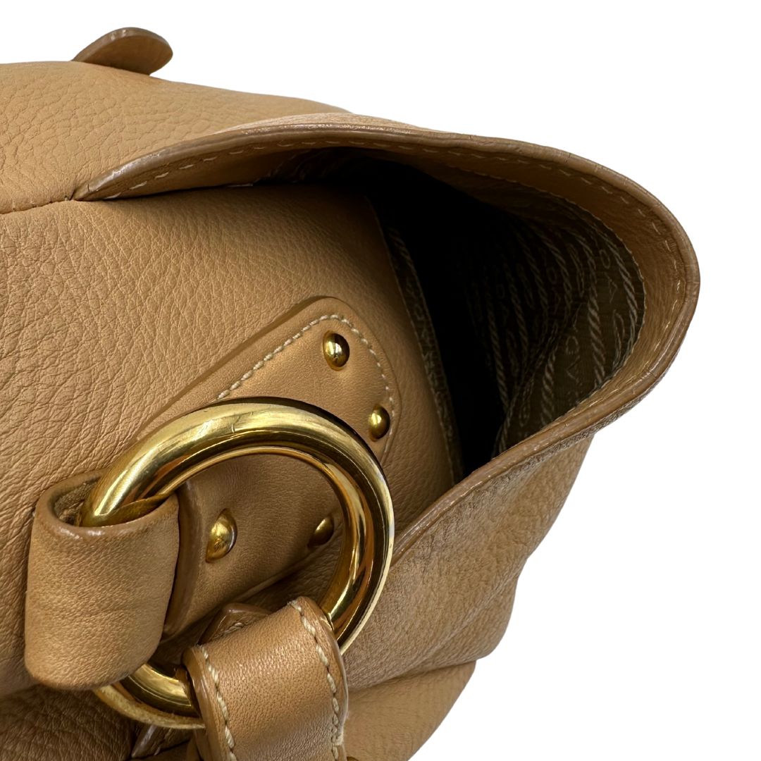 interno interno Borsa Prada in pelle martellata beige e parti metalliche dorate; munitra di un manico singolo, indossabile a spalla. Completa di dustbag, di lusso, originale, ottime condizioni.  