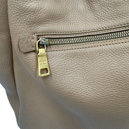 interno Borsa Prada in pelle martellata beige e parti metalliche dorate; munitra di un manico singolo, indossabile a spalla. Completa di dustbag, di lusso, originale, ottime condizioni. 