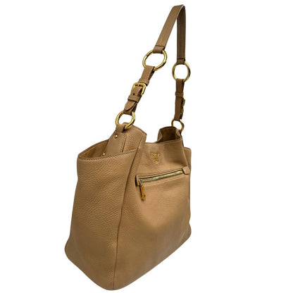 lato Borsa Prada in pelle martellata beige e parti metalliche dorate; munitra di un manico singolo, indossabile a spalla. Completa di dustbag, di lusso, originale, ottime condizioni. 
