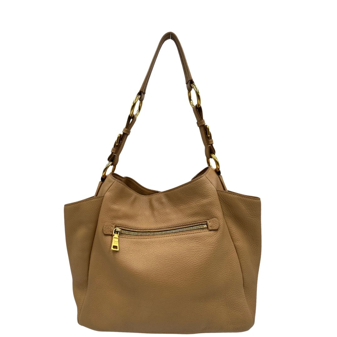 retro Borsa Prada in pelle martellata beige e parti metalliche dorate; munitra di un manico singolo, indossabile a spalla. Completa di dustbag, di lusso, originale, ottime condizioni.