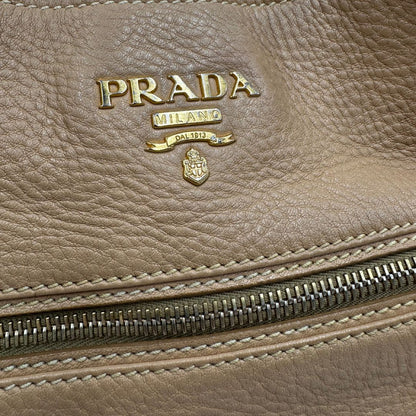metalleria  Borsa Prada in pelle martellata beige e parti metalliche dorate; munitra di un manico singolo, indossabile a spalla. Completa di dustbag, di lusso, originale, ottime condizioni. 