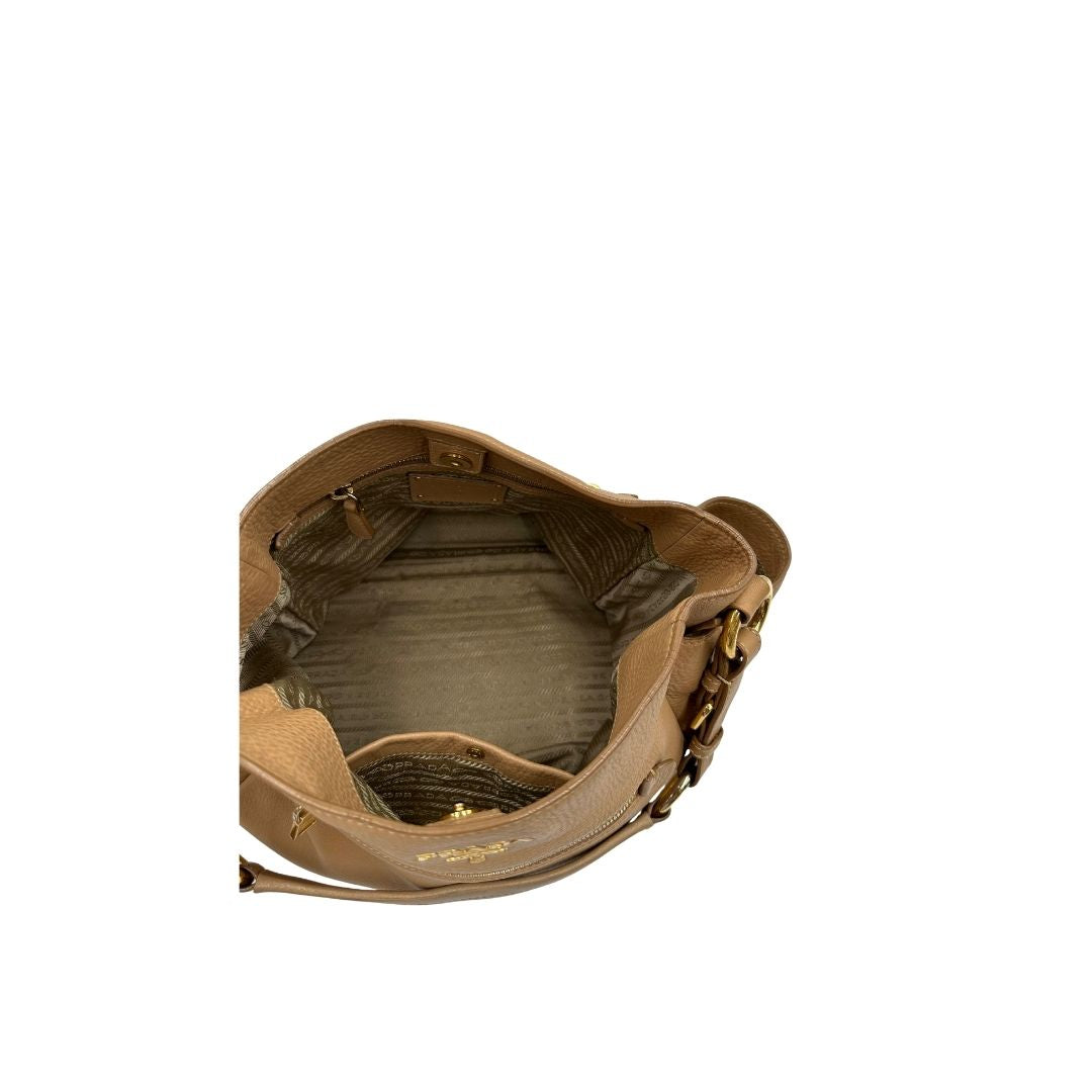 interno Borsa Prada in pelle martellata beige e parti metalliche dorate; munitra di un manico singolo, indossabile a spalla. Completa di dustbag, di lusso, originale, ottime condizioni. 
