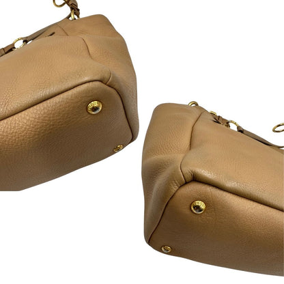 angoli Borsa Prada in pelle martellata beige e parti metalliche dorate; munitra di un manico singolo, indossabile a spalla. Completa di dustbag, di lusso, originale, ottime condizioni. 