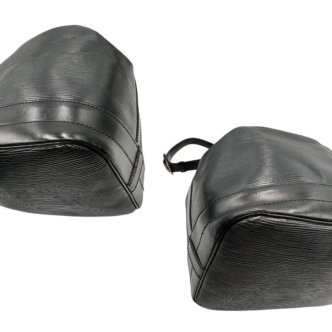 Angoli di un secchiello Noé Louis Vuitton in pelle Epi nera, con parti metalliche dorate e manico regolabile con fibbia. Indossabile a spalla. Completa di dustbag.