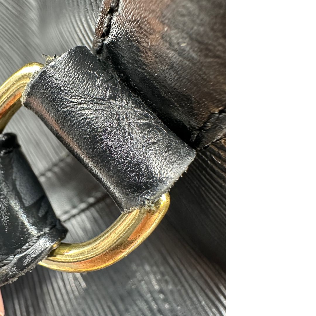 Codice di un secchiello Noé Louis Vuitton in pelle Epi nera, con parti metalliche dorate e manico regolabile con fibbia. Indossabile a spalla. Completa di dustbag.