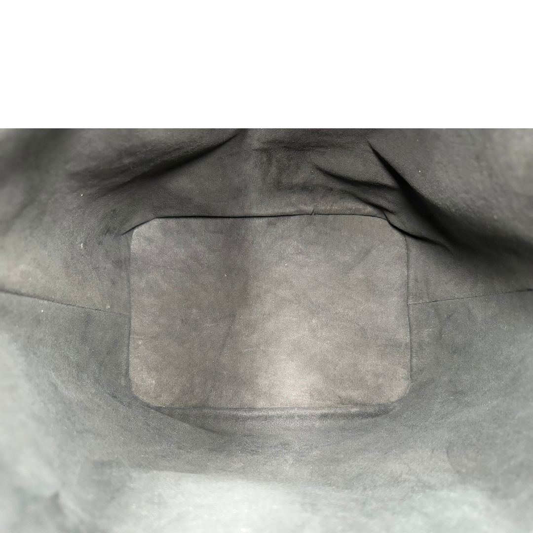 Interno di un secchiello Noé Louis Vuitton in pelle Epi nera, con parti metalliche dorate e manico regolabile con fibbia. Indossabile a spalla. Completa di dustbag.