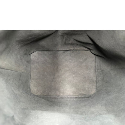 Interno di un secchiello Noé Louis Vuitton in pelle Epi nera, con parti metalliche dorate e manico regolabile con fibbia. Indossabile a spalla. Completa di dustbag.