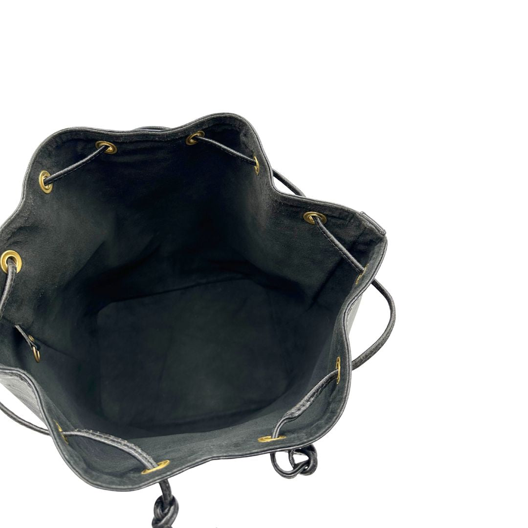 Interno di un secchiello Noé Louis Vuitton in pelle Epi nera, con parti metalliche dorate e manico regolabile con fibbia. Indossabile a spalla. Completa di dustbag.