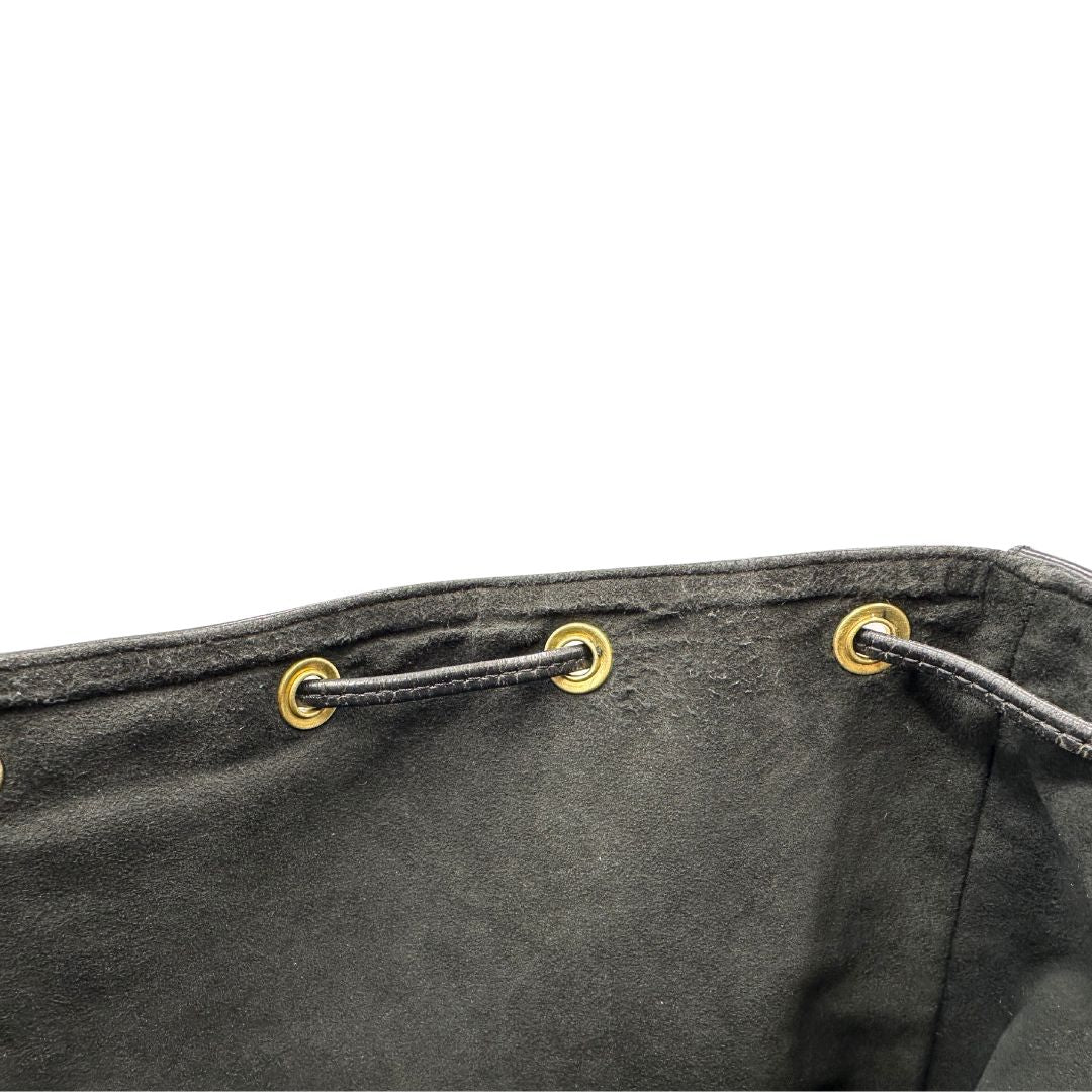 Difetto di un secchiello Noé Louis Vuitton in pelle Epi nera, con parti metalliche dorate e manico regolabile con fibbia. Indossabile a spalla. Completa di dustbag.