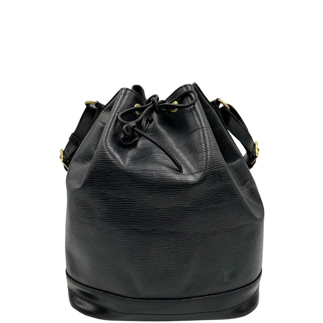 Front di un secchiello Noé Louis Vuitton in pelle Epi nera, con parti metalliche dorate e manico regolabile con fibbia. Indossabile a spalla. Completa di dustbag.