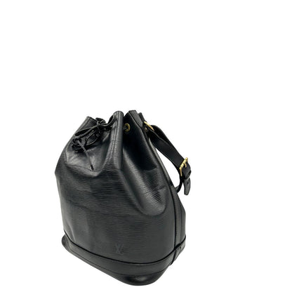 Laterale destro di un secchiello Noé Louis Vuitton in pelle Epi nera, con parti metalliche dorate e manico regolabile con fibbia. Indossabile a spalla. Completa di dustbag.