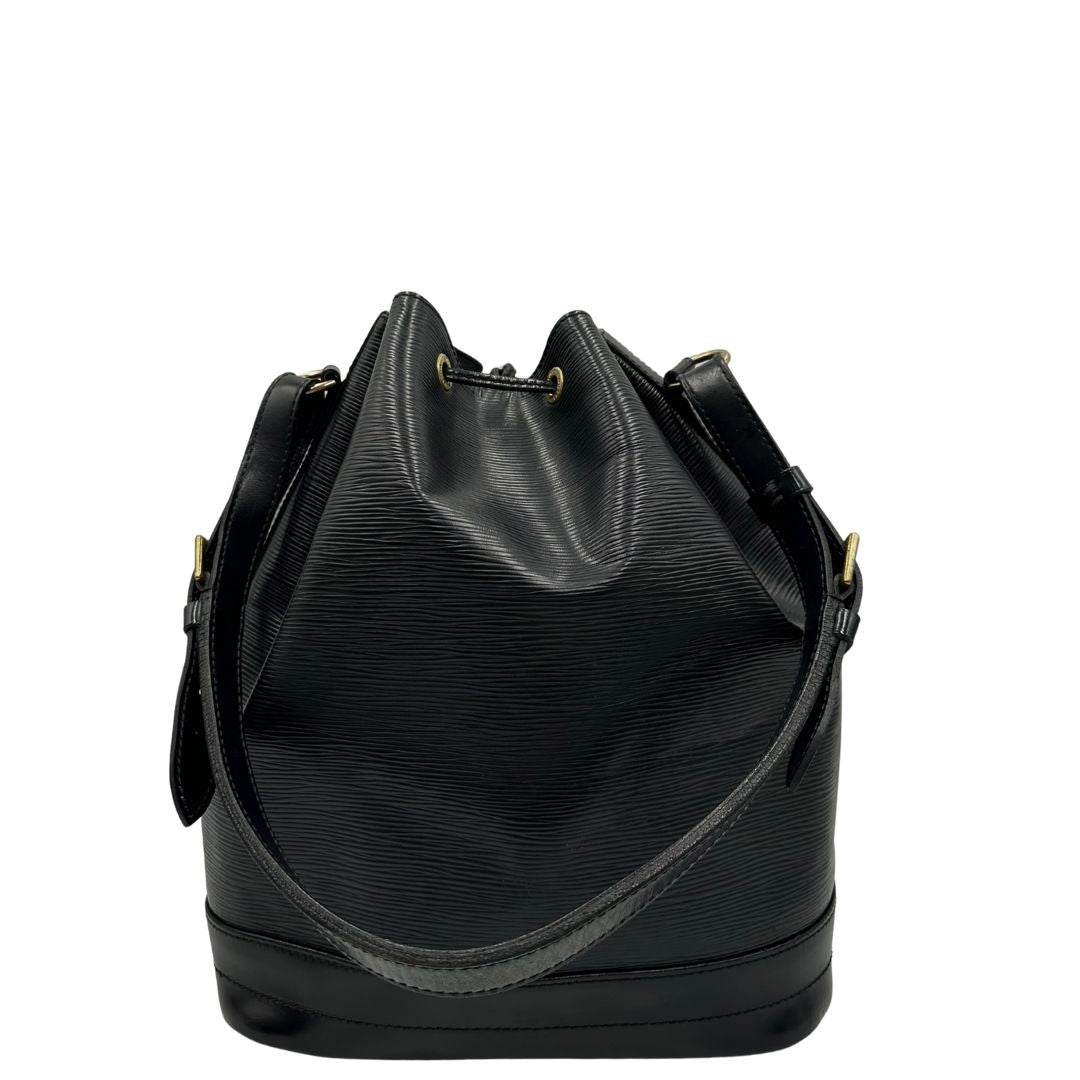 Retro di un secchiello Noé Louis Vuitton in pelle Epi nera, con parti metalliche dorate e manico regolabile con fibbia. Indossabile a spalla. Completa di dustbag.