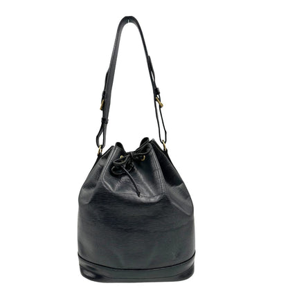 Front di un secchiello Noé Louis Vuitton in pelle Epi nera, con parti metalliche dorate e manico regolabile con fibbia. Indossabile a spalla. Completa di dustbag.