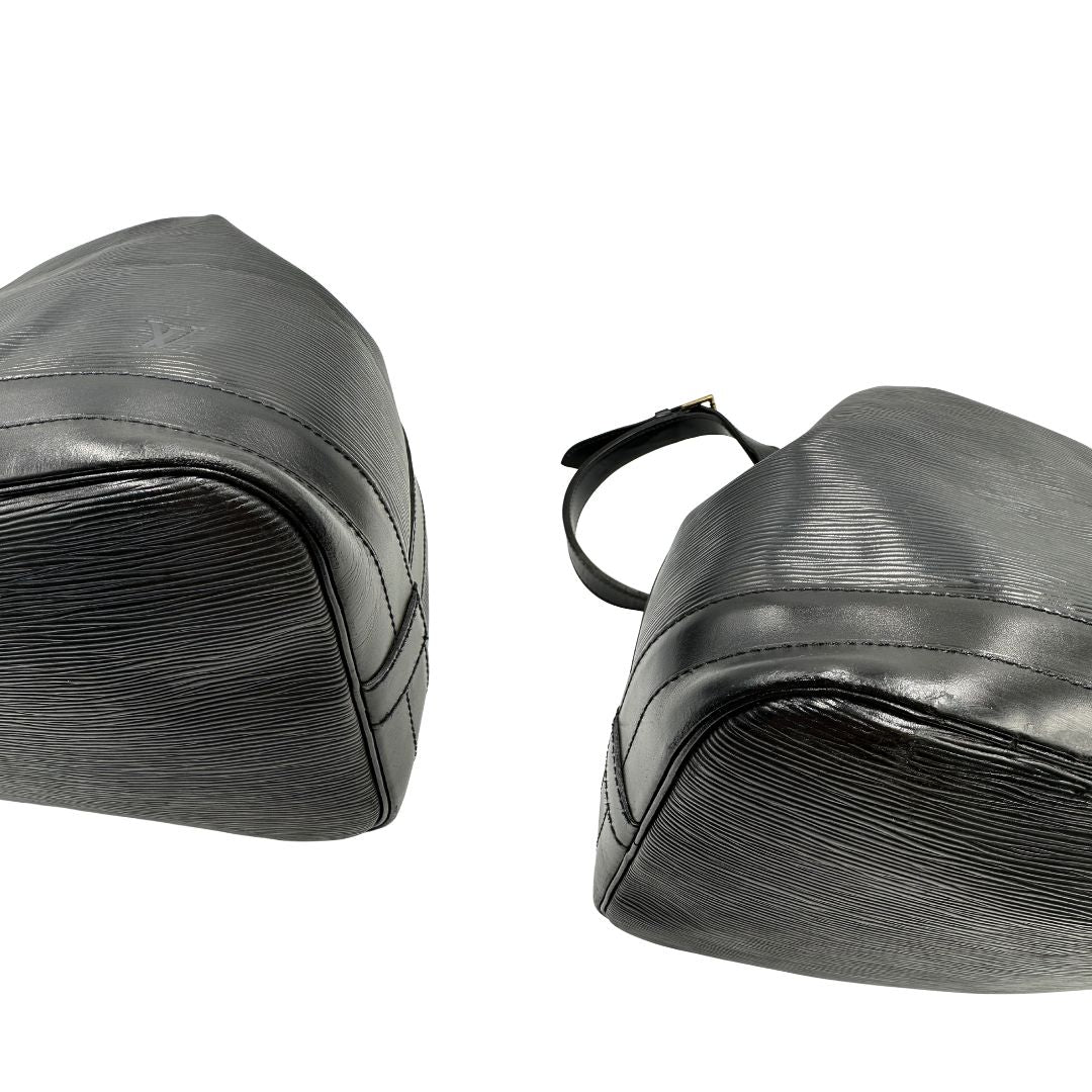 Angoli di un secchiello Noé Louis Vuitton in pelle Epi nera, con parti metalliche dorate e manico regolabile con fibbia. Indossabile a spalla. Completa di dustbag.