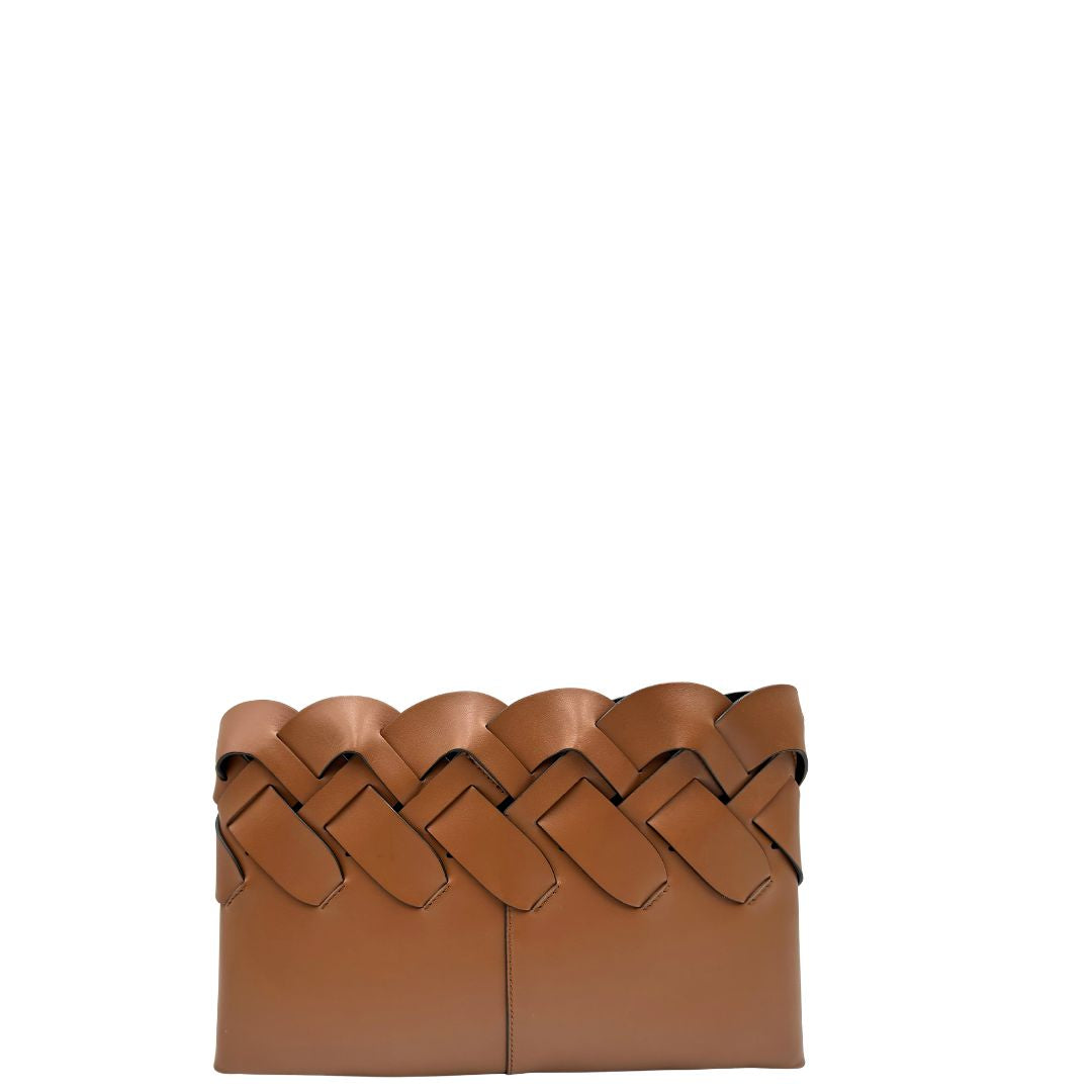 Retro di una Pochette Prada in pelle marrone cognac con parti metalliche argentate, presenta un motivo intrecciato nella parte superiore, munita di una pochette estraibile in pelle nera con logo lettering sul front. Originale, usata, di lusso, in ottime condizioni.
