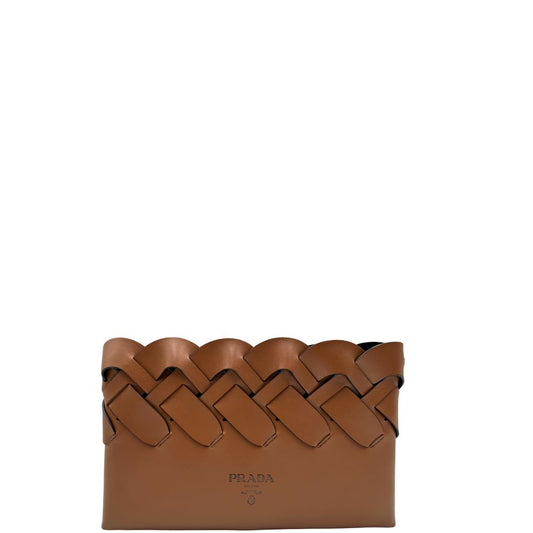 Front di una Pochette Prada in pelle marrone cognac con parti metalliche argentate, presenta un motivo intrecciato nella parte superiore, munita di una pochette estraibile in pelle nera con logo lettering sul front. Originale, usata, di lusso, in ottime condizioni.