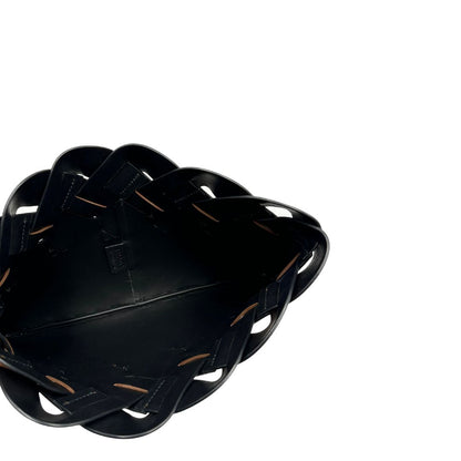 Interno di una Pochette Prada in pelle marrone cognac con parti metalliche argentate, presenta un motivo intrecciato nella parte superiore, munita di una pochette estraibile in pelle nera con logo lettering sul front. Originale, usata, di lusso, in ottime condizioni.