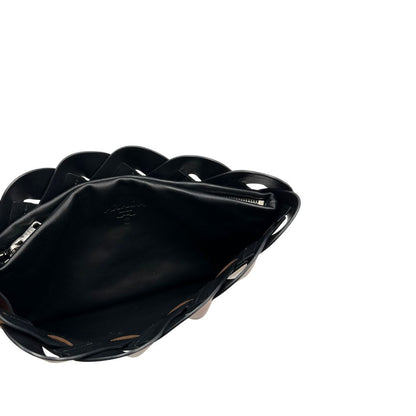 Interno di una Pochette Prada in pelle marrone cognac con parti metalliche argentate, presenta un motivo intrecciato nella parte superiore, munita di una pochette estraibile in pelle nera con logo lettering sul front. Originale, usata, di lusso, in ottime condizioni.