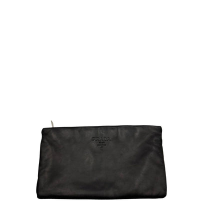 Pochette interna di una Pochette Prada in pelle marrone cognac con parti metalliche argentate, presenta un motivo intrecciato nella parte superiore, munita di una pochette estraibile in pelle nera con logo lettering sul front. Originale, usata, di lusso, in ottime condizioni.