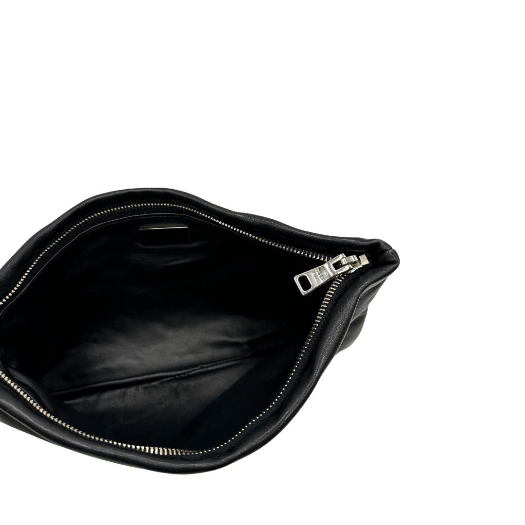 Interno di una Pochette Prada in pelle marrone cognac con parti metalliche argentate, presenta un motivo intrecciato nella parte superiore, munita di una pochette estraibile in pelle nera con logo lettering sul front. Originale, usata, di lusso, in ottime condizioni.