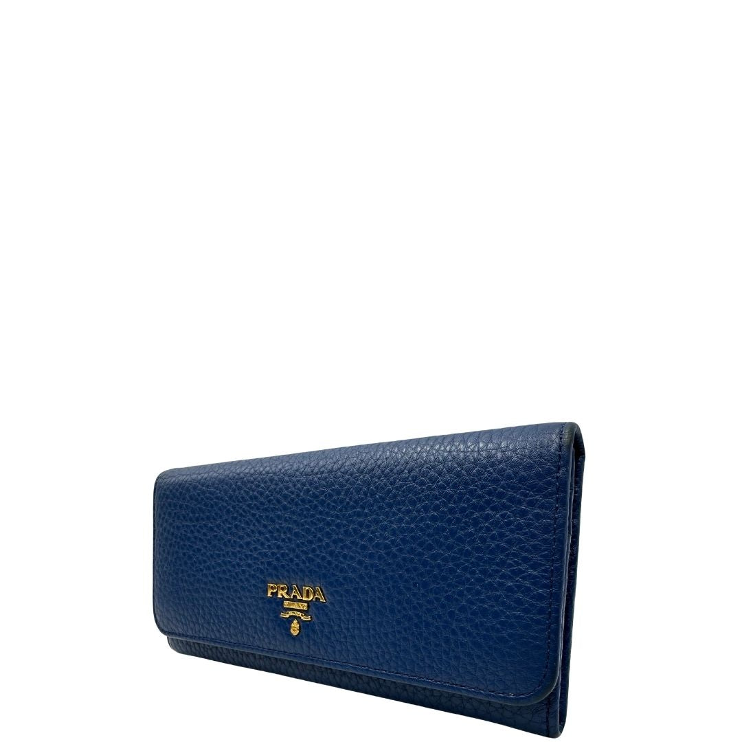 lato Portafoglio Prada in pelle blu martellata con parti metalliche dorate. Completo di dustbag, di lusso, originale, ottime condizioni, usata. 