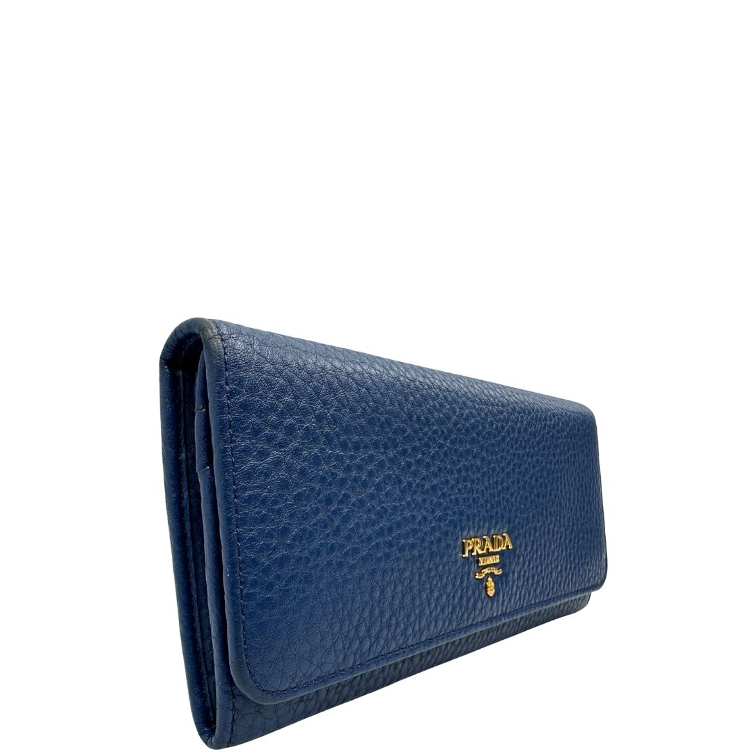 lato Portafoglio Prada in pelle blu martellata con parti metalliche dorate. Completo di dustbag, di lusso, originale, ottime condizioni, usata.