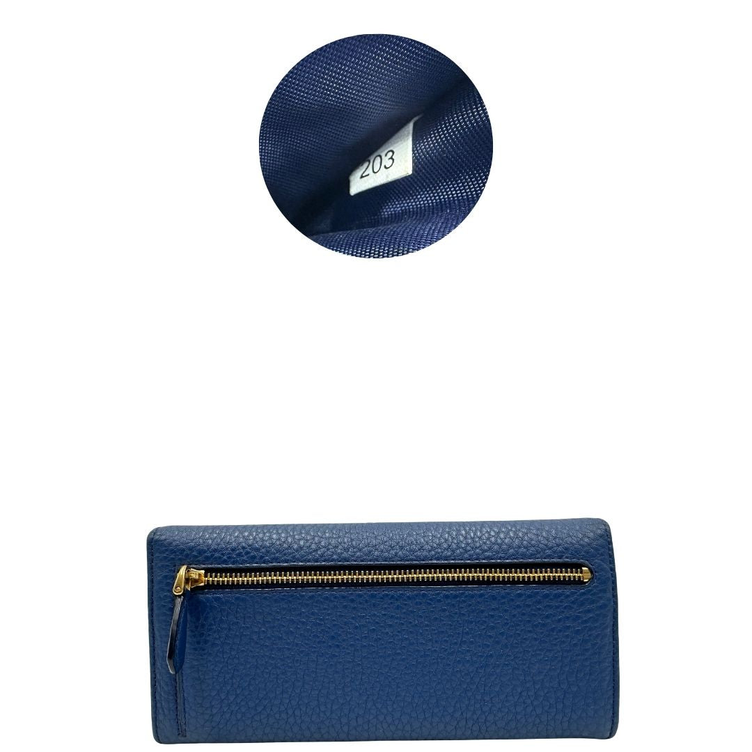 retro Portafoglio Prada in pelle blu martellata con parti metalliche dorate. Completo di dustbag, di lusso, originale, ottime condizioni, usata. 