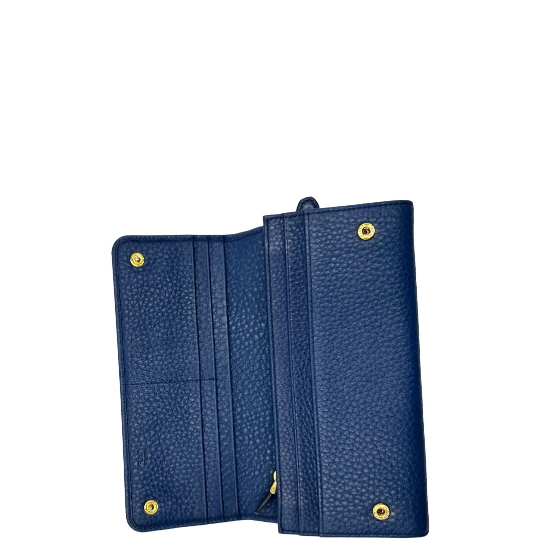 interno Portafoglio Prada in pelle blu martellata con parti metalliche dorate. Completo di dustbag, di lusso, originale, ottime condizioni, usata. 