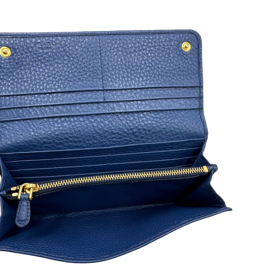 interno Portafoglio Prada in pelle blu martellata con parti metalliche dorate. Completo di dustbag, di lusso, originale, ottime condizioni, usata. 