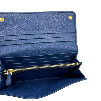 interno Portafoglio Prada in pelle blu martellata con parti metalliche dorate. Completo di dustbag, di lusso, originale, ottime condizioni, usata. 