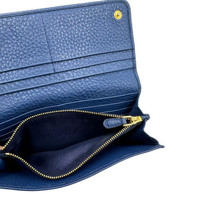 interno Portafoglio Prada in pelle blu martellata con parti metalliche dorate. Completo di dustbag, di lusso, originale, ottime condizioni, usata. 