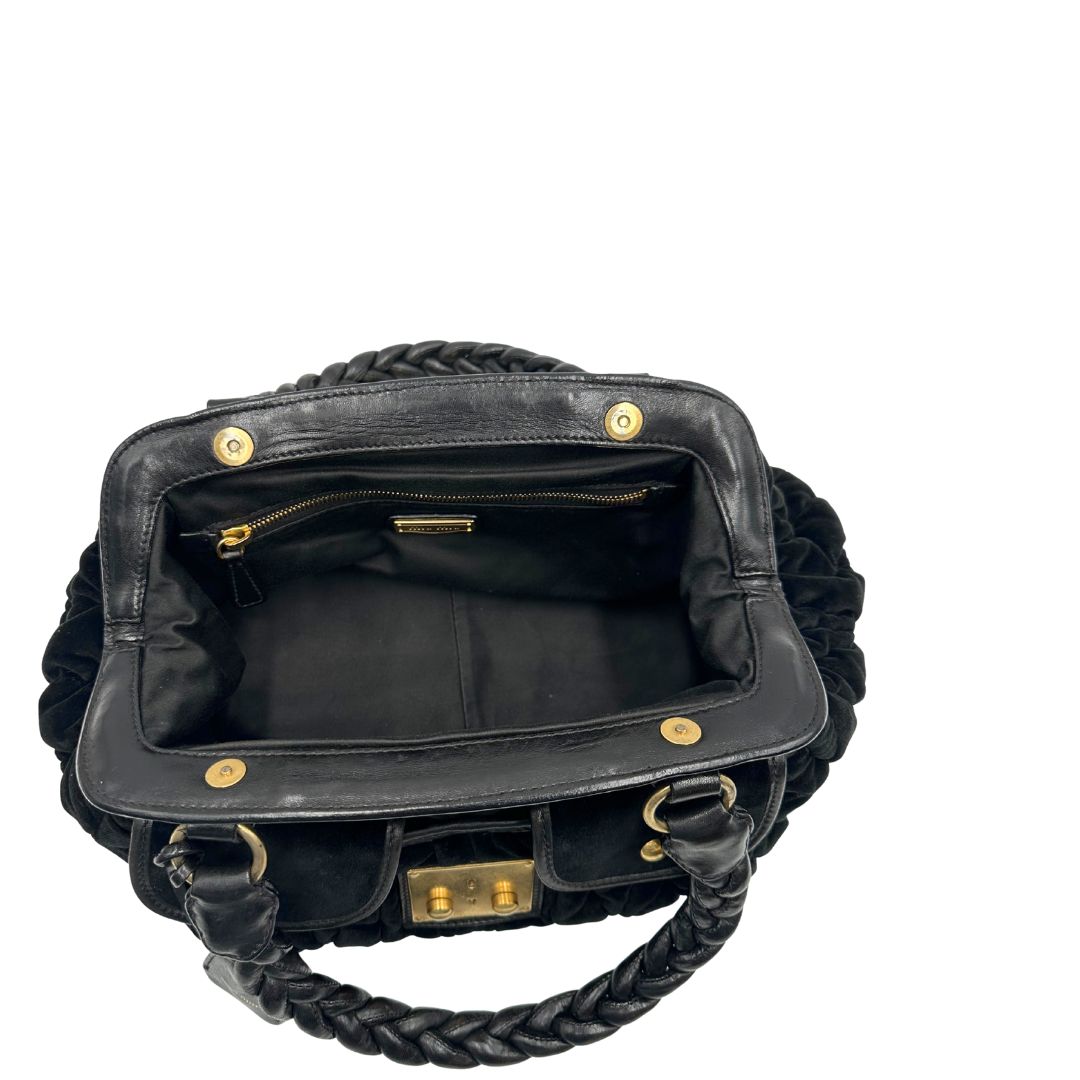 interno Borsa Miu Miu in velluto nero con finiture in pelle tono su tono e parti metalliche dorate; munita di doppi manici intrecciati, di lusso, originale, ottime condizioni, usata. 